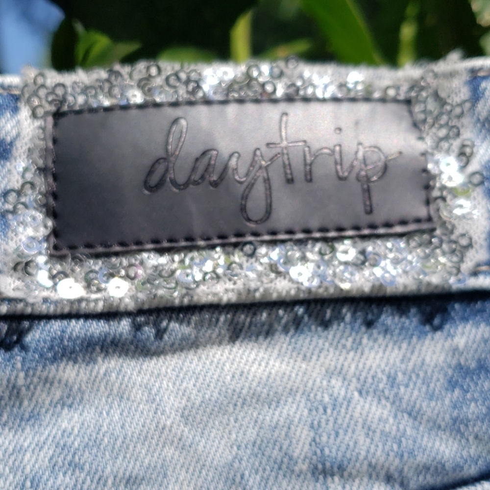 Daytrip Sequin Distressed Denim Jean Shorts 26 - Picture 5 of 9